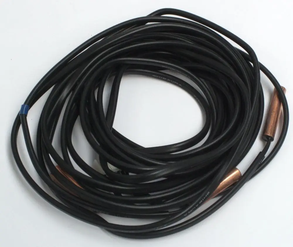 Schwarzes, mehrfach gewundenes Kabel mit Kupferanschlüssen, möglicherweise für Temperaturfühler von Daikin-Altherma-Systemen.
